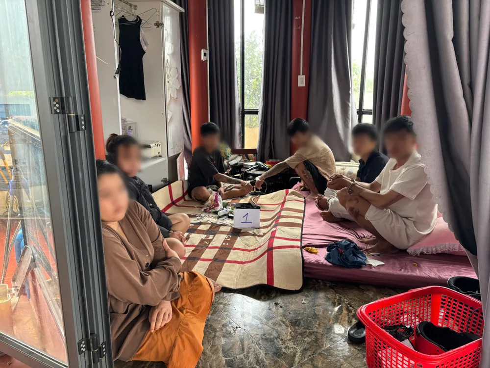 Bắt quả tang 6 người tổ chức sử dụng ma túy