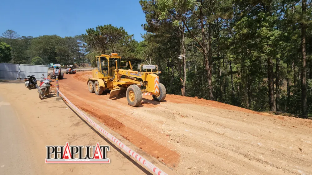 Người dân và du khách đang trông chờ đèo Prenn sớm hoàn thành. Ảnh: VT Nâng cấp, mở rộng đèo Prenn