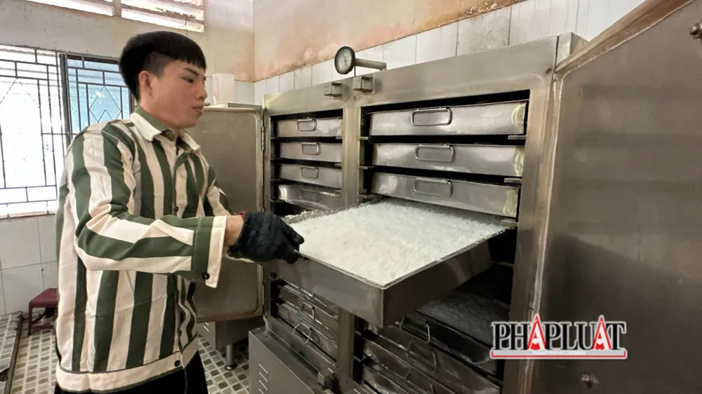 Phạm nhân sử dụng lò hơi để nấu cơm tập thể. Ảnh: VÕ TÙNG Trại giam Xuân Lộc