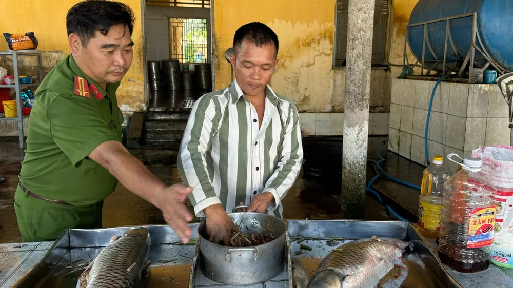 Trong bếp ăn phạm nhân. Ảnh: VÕ TÙNG Trại giam Xuân Lộc