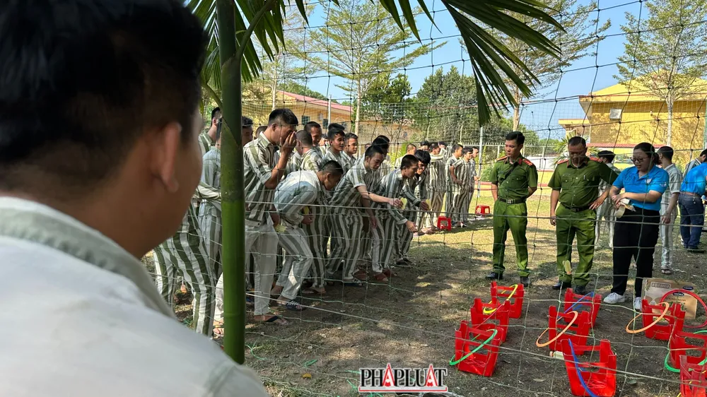 Hàng trăm phạm nhân trong độ tuổi thanh niên hào hứng tham gia các trò chơi vận động. Ảnh: VÕ TÙNG Hàng trăm phạm nhân trong độ tuổi thanh niên hào hứng tham gia các trò chơi vận động. Ảnh: VÕ TÙNG