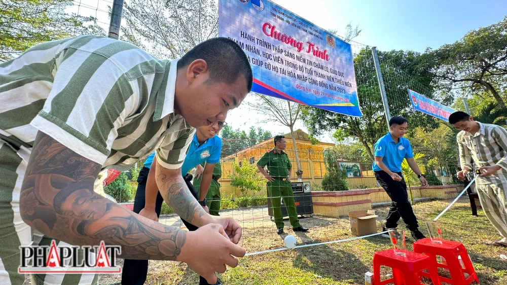 Phạm nhân trong độ tuổi thanh niên vẫn giữ trong mình những đam mê của tuổi trẻ. Ảnh VÕ TÙNG Trại giam Xuân Lộc