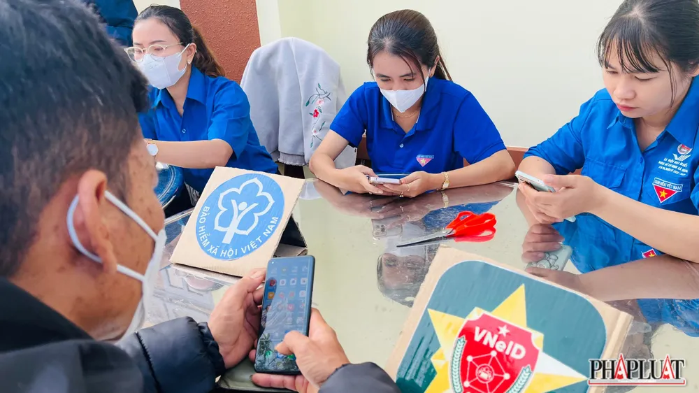 Đến cuối năm nay huyện Đạ Tẻh phấn đấu có 95% người dân thực hiện thủ tục hành chính có tài khoản trên Cổng dịch vụ công quốc gia, 95% hồ sơ thủ tục hành chính được nộp và xử lý trực tuyến và 70% người dân trong độ tuổi lao động tại thôn, tổ dân phố có kỹ năng số, có khả năng tham gia các nền tảng số để phát triển xã hội số. Ảnh: VT