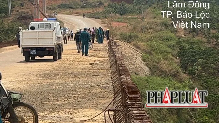 Chiếc cầu chưa có lan can lang bê tông bảo vệ thành cầu. Ảnh: VÕ TÙNG ô tô lao xuống vực