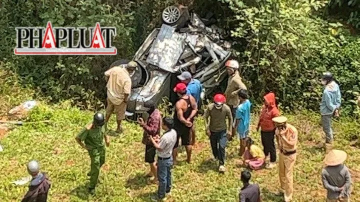 Hiện trường vụ tai nạn. Ảnh: VÕ TÙNG xe ô tô lao xuống vực