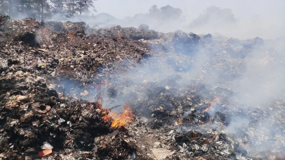 Bãi rác lộ thiên bốc cháy, gây ô nhiễm. Ảnh: HIẾU NGHĨA Bãi rác lộ thiên bốc cháy, gây ô nhiễm. Ảnh: HIẾU NGHĨA