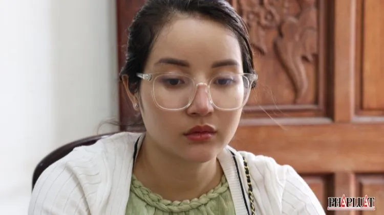 Huê là người đang bị Cảnh sát điều tra Công an thị xã Hòa Thành khởi tố về tội lừa đảo chiếm đoạt tài sản và sử dụng tài liệu giả của cơ quan, tổ chức. Ảnh: VÕ TÙNG Cô gái trẻ ở Tây Ninh xuống Sóc Trăng trốn truy nã