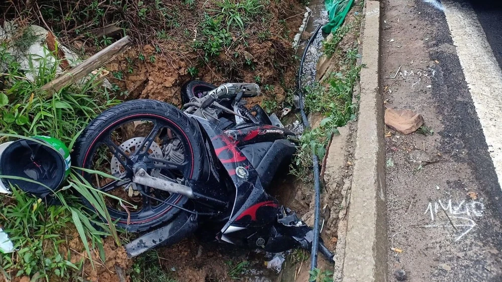 Chiếc xe máy bị tông lọt hẳn xuống mương thoát nước