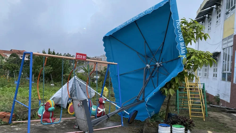 Trận lốc xoáy gây thiệt hại hàng trăm triệu đồng. Ảnh: VT