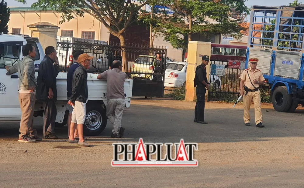 Trung tâm đăng kiểm xe cơ giới 4903S ở huyện Đức Trọng bị khám xét. Ảnh: VÕ TÙNG