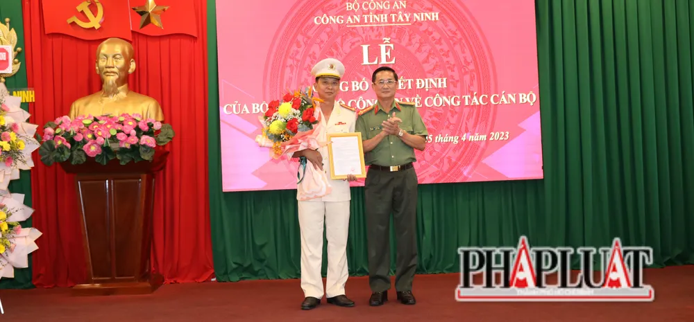 Đại tá Nguyễn Văn Trãi, Giám đốc Công an Tây Ninh (bên phải) và tân Phó Giám đốc công an tỉnh. Đại tá Nguyễn Văn Trãi, Giám đốc Công an Tây Ninh (bên phải) và tân Phó Giám đốc công an tỉnh.