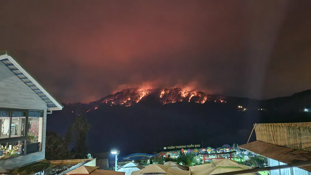 Khói trắng nghi ngút phủ khắp ngọn núi Khói trắng nghi ngút phủ khắp ngọn núi