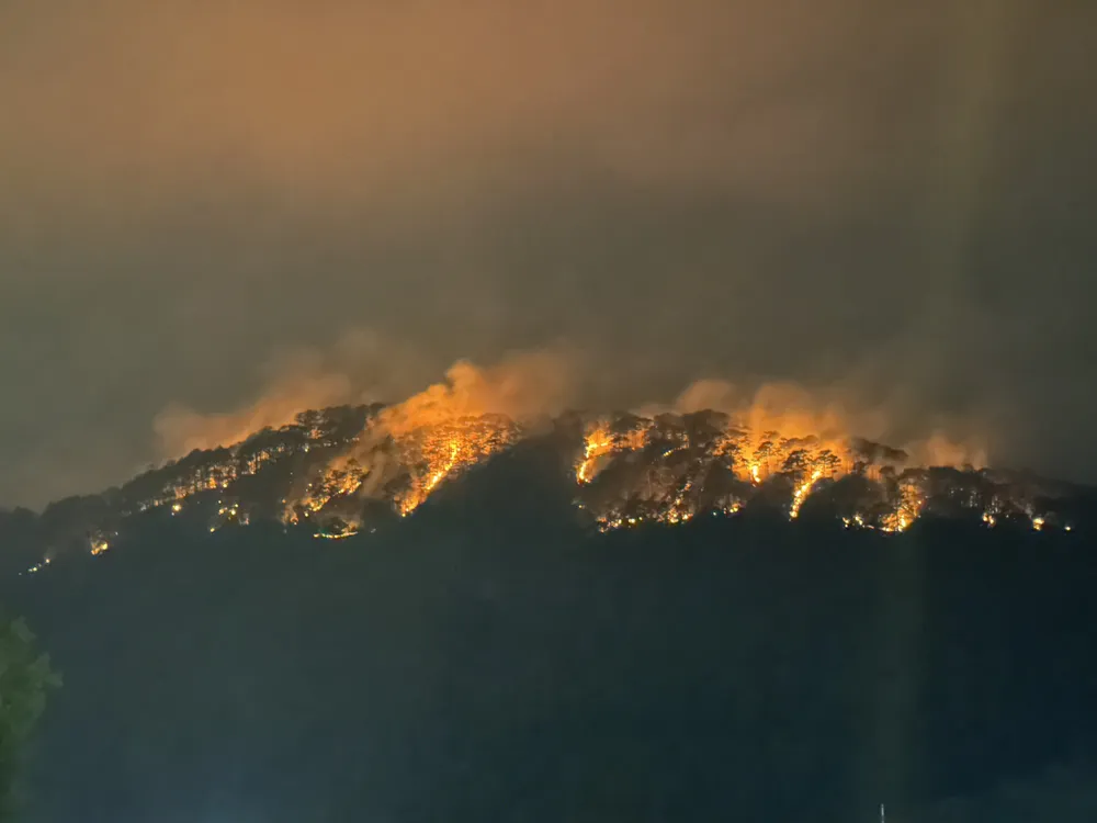 Hơn 40 cán bộ, chiến sĩ đang chữa cháy Hơn 40 cán bộ, chiến sĩ đang chữa cháy