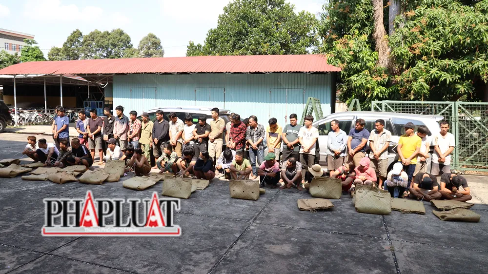 21/46 người bị công an tạm giữ hình sự. Ảnh: VÕ TÙNG