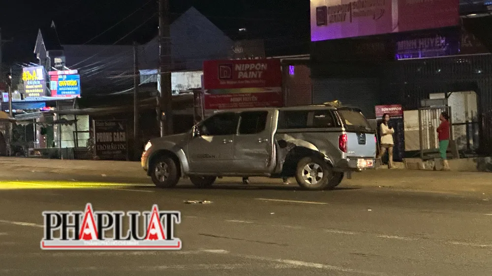 Chiếc bán tải bị tông. Ảnh: VÕ TÙNG Chiếc bán tải bị tông. Ảnh: VÕ TÙNG