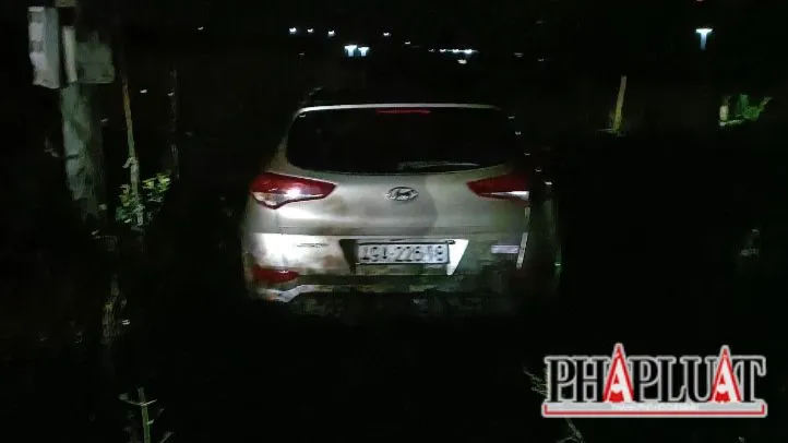 Chiếc ô tô hư hỏng nặng sau cú tông mạnh. Ảnh: VÕ TÙNG Chiếc ô tô hư hỏng nặng sau cú tông mạnh. Ảnh: VÕ TÙNG