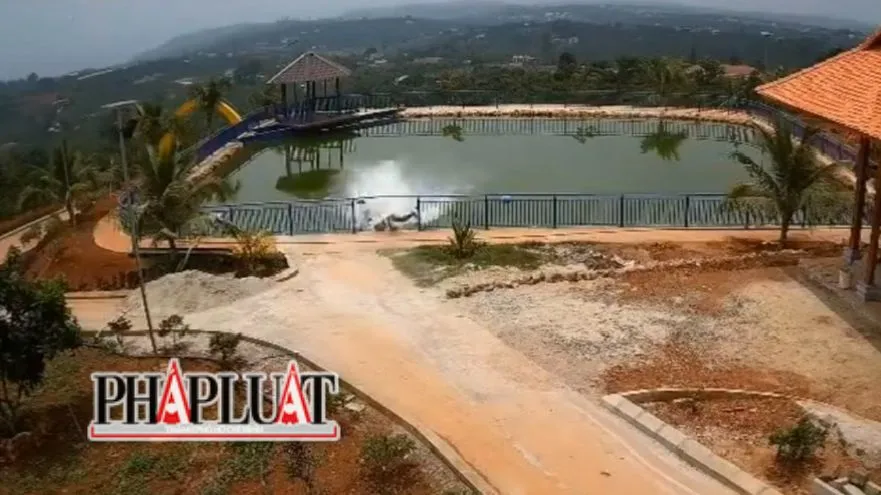 Chiếc xe tông sập lan can trước khi lao xuống hồ. Ảnh: Cắt từ clip