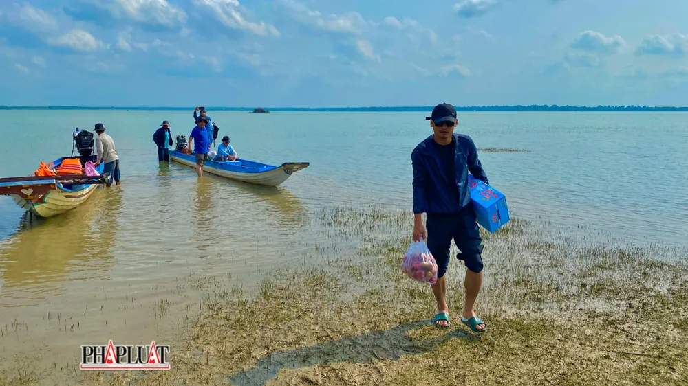 Những chiếc thuyền phục vụ nhu cầu tham quan hồ Dầu Tiếng. Từ rất lâu, người dân tỉnh Tây Ninh và các vùng lân cận xem hồ Dầu Tiếng như là biển hồ.
