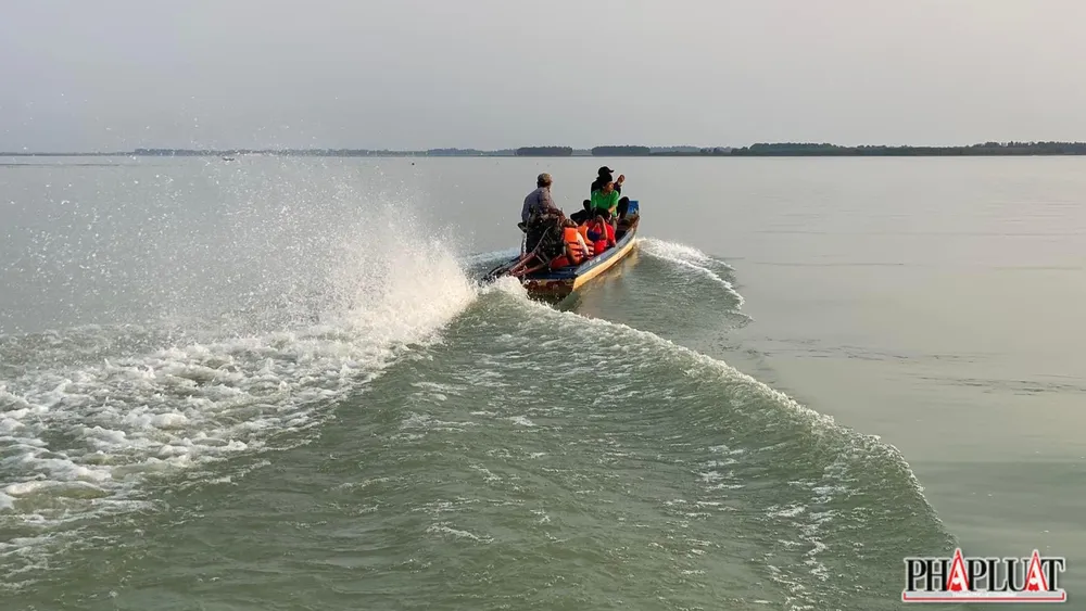 Những con thuyền rẽ nước, đưa du khách tham quan lòng hồ. Để chiêm ngưỡng hết vẻ đẹp của lòng hồ, du khách cần ít nhất 1 ngày để đến được các đảo trong lòng hồ.