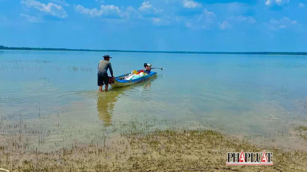 Một ngày &quot;ra khơi&quot; của ngư dân đánh bắt cá trên hồ Dầu Tiếng.