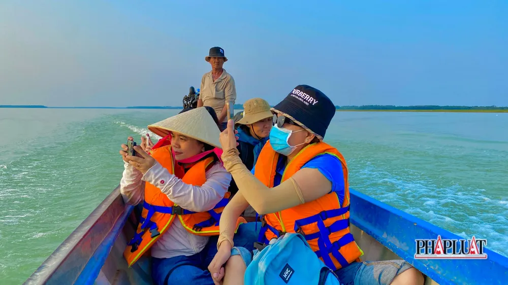 Nhiều du khách chọn hồ Dầu Tiếng cho những chuyến đi cuối tuần.