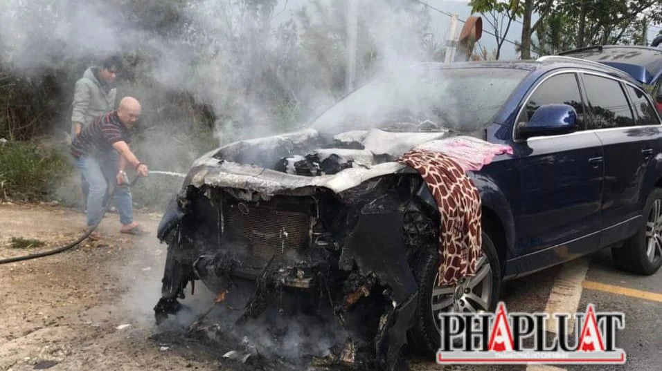 Người dân hỗ trợ dập lửa. Ảnh: CTV