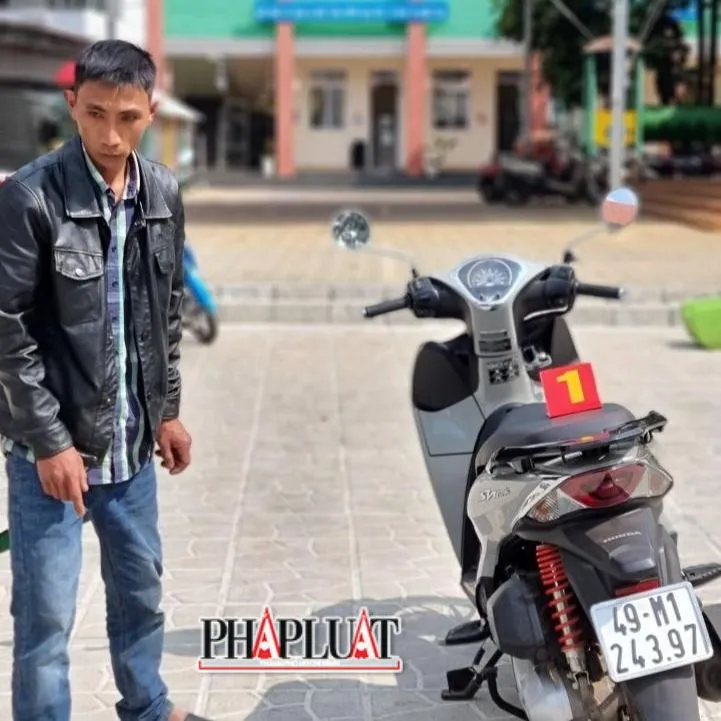 Hiếu bị bảo vệ bắt giữ cùng với tang vật