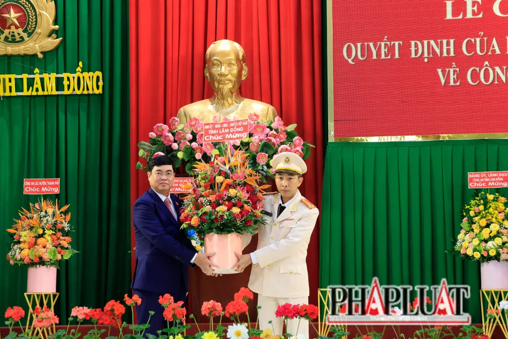 Lãnh đạo Tỉnh ủy Lâm Đồng tặng hoa chúc mừng tân Phó Giám đốc công an tỉnh. Ảnh: VT