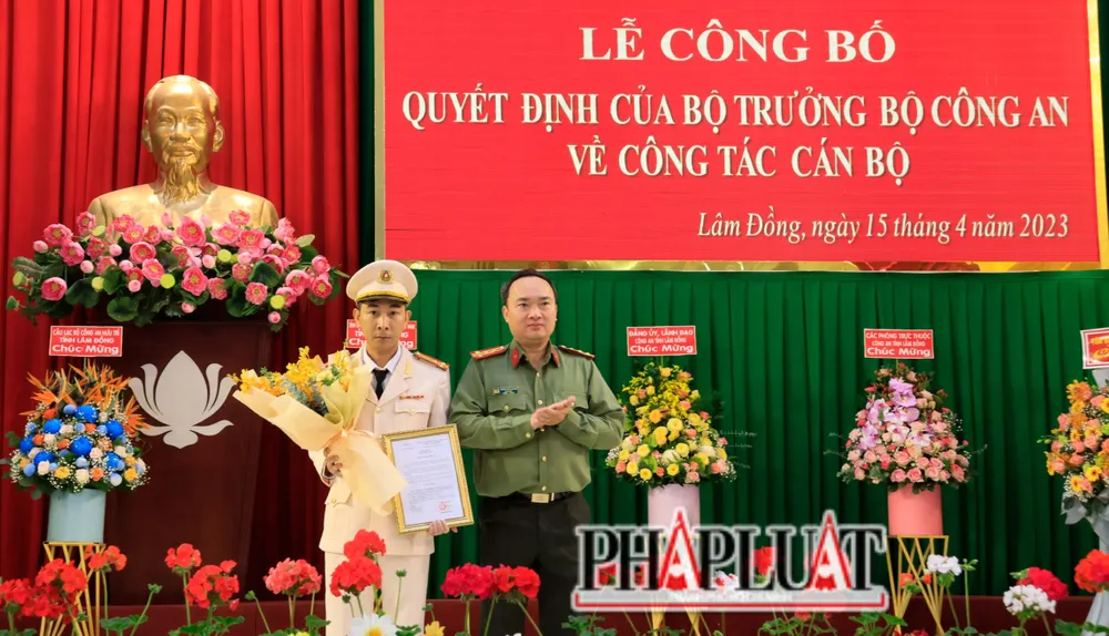 Đại tá Trương Minh Đương - Giám đốc Công an tỉnh trao quyết định của Bộ Công an cho thượng tá Vũ Tuấn Anh. Ảnh: VT