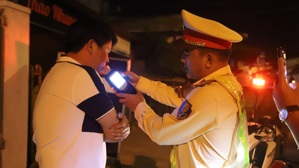 Hai cán bộ CSGT - Công an TP Bảo Lộc đã truy đuổi, yêu cầu ông Q chấp hành việc kiểm tra nồng độ cồn. Ảnh: CACC