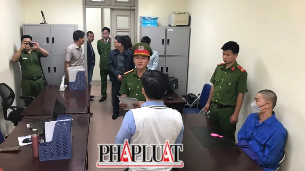 Khám xét nơi làm việc của các bị can. Ảnh: VT