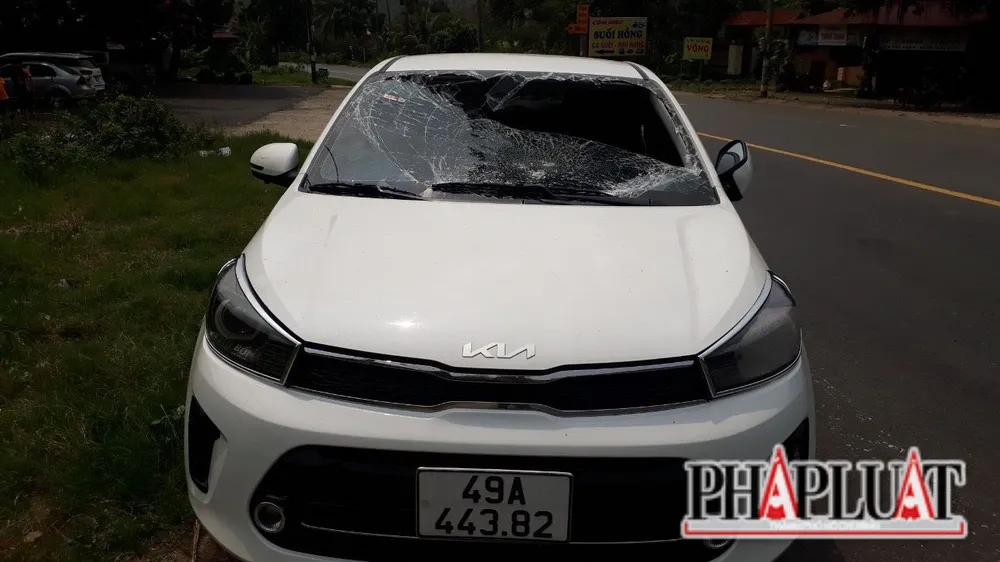 Vương bị nghi ngờ có liên quan đến vụ đập kính xe ô tô của người khác. Ảnh: VT