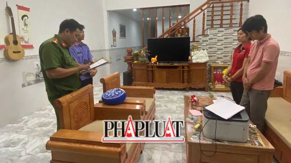 Công an huyện Bảo Lâm công bố các quyết định tố tụng đối với ông Tạ Duy Phước. Ảnh: VT