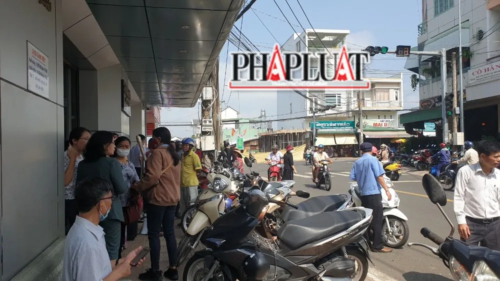 Nhiều người dân đến quỹ tín dụng phường 2 rút tiền. Ảnh: VT