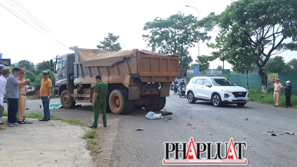 Người đàn ông đi xe máy không mang theo giấy tờ tuỳ thân. Ảnh: VÕ TÙNG