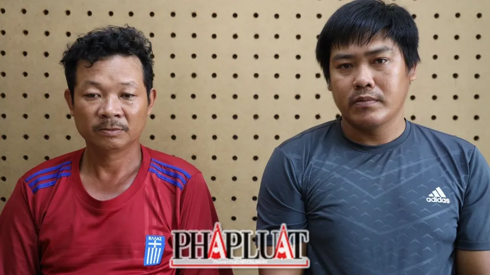 2 trong năm người tổ chức buôn lậu máy công nghiệp về Việt Nam. Ảnh: VT 2 trong năm người tổ chức buôn lậu máy công nghiệp về Việt Nam. Ảnh: VT