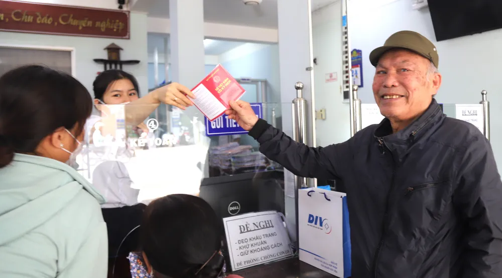 Người dân đã quay trở lại gửi tiền ở quỹ tín dụng nhân dân phường II. Ảnh: VÕ TÙNG Người dân đã quay trở lại gửi tiền ở quỹ tín dụng nhân dân phường II. Ảnh: VÕ TÙNG