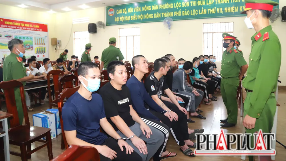 Hàng trăm cảnh sát và lực lượng dân phòng được huy động để bảo vệ phiên tòa. Ảnh: VT