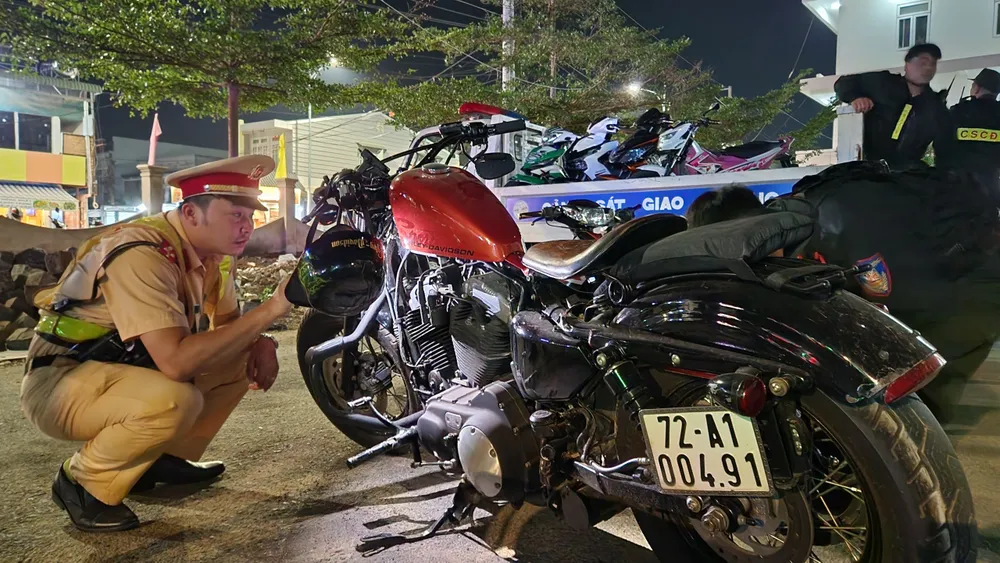 Một trường hợp bị tạm giữ vì không xuất trình giấy tờ xe. Ảnh: VT