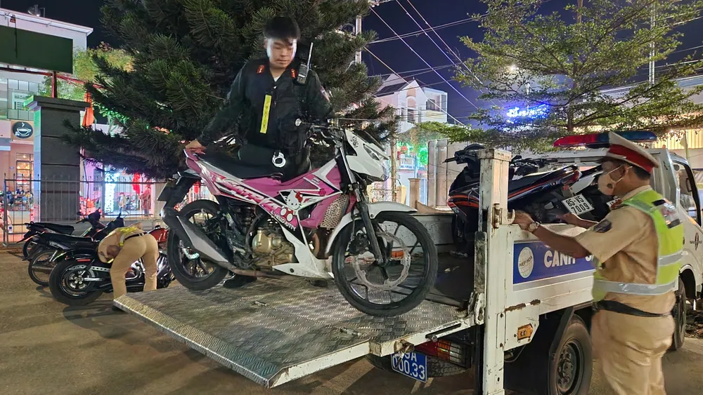Tất cả các xe độ chế đều bị xử lý. Ảnh: VÕ TÙNG