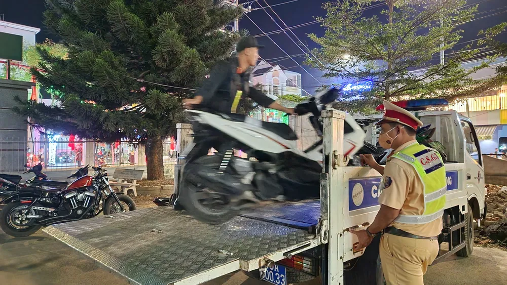 Hàng chục phương tiện bị tạm giữ vì các lỗi vi phạm không có giấy tờ, không bằng lái. Ảnh: TÙNG VÕ