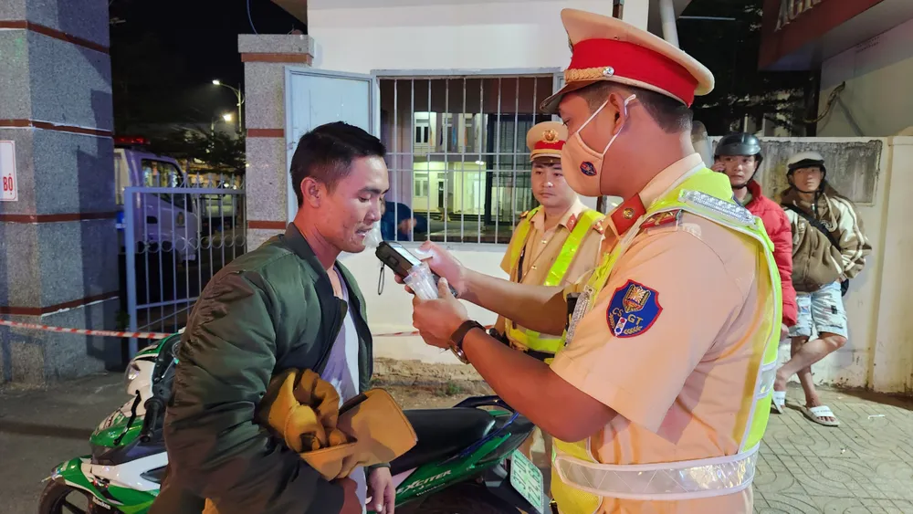 Công an huyện Đức Trọng giữ an toàn giao thông cửa ngõ TP Đà Lạt ảnh 8