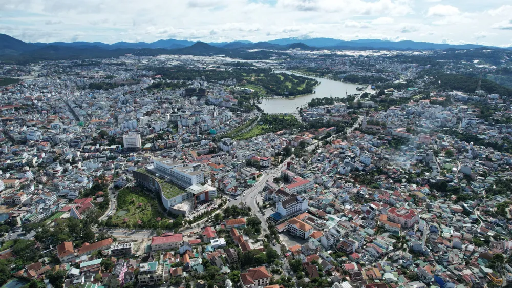 Với nhiều chính sách khuyến mãi, chương trình du lịch hấp dẫn nằm trong khuôn khổ Tuần Lễ Vàng Du lịch Lâm Đồng diễn ra trong tất cả 12 huyện, thành phố của tỉnh, lượng khách tham quan du lịch tại các huyện lân cận TP Đà Lạt tăng so với mọi năm. Ảnh: VT