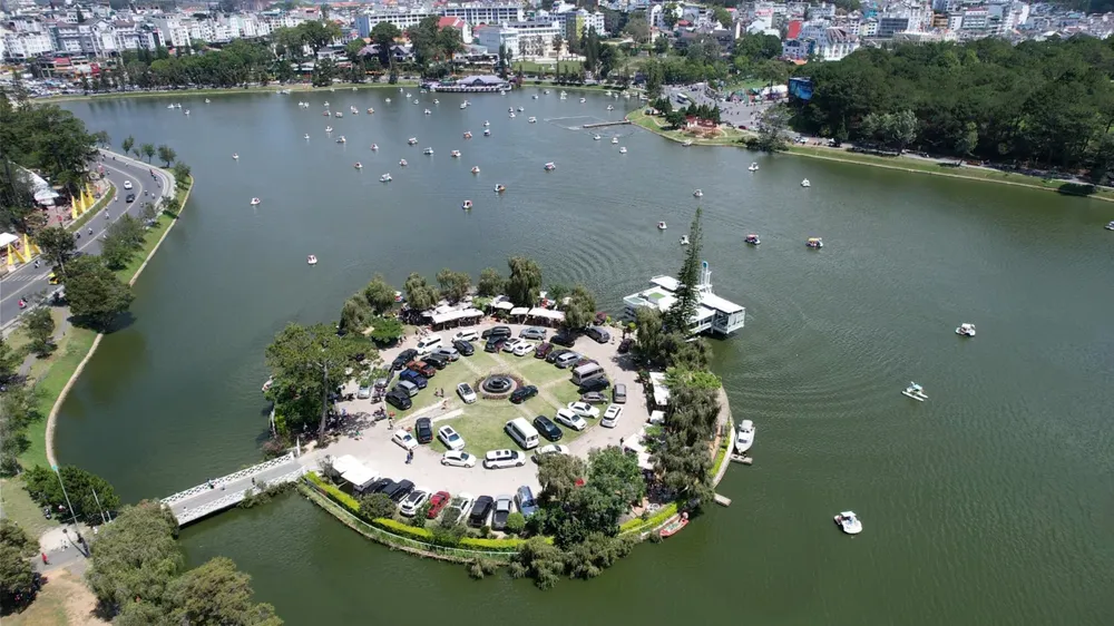 Hồ Xuân Hương là điểm đến không thể thiếu khi đến TP Đà Lạt. Ảnh: VT