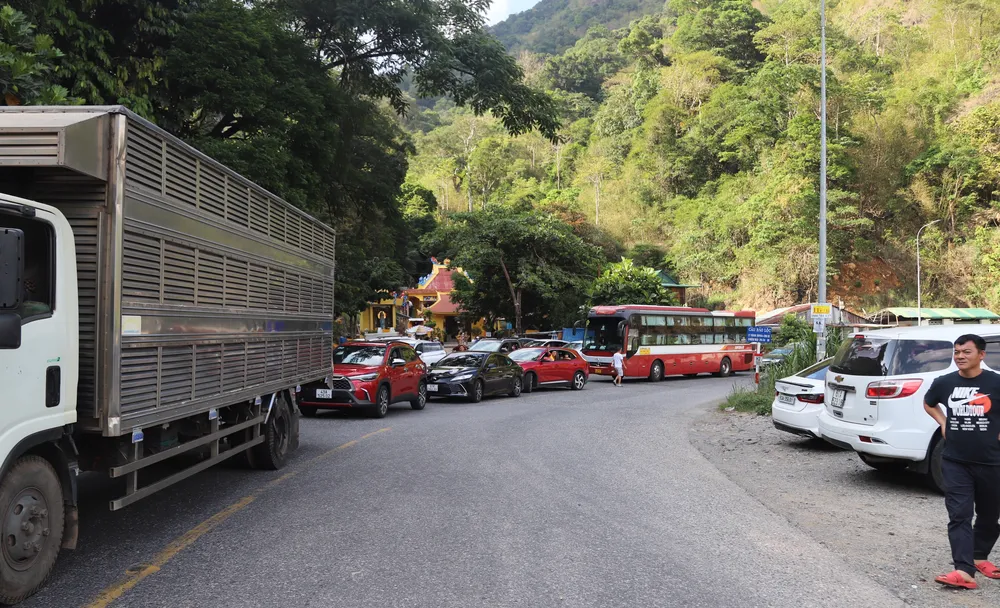 Vụ tai nạn khiến đèo Bảo Lộc kẹt toàn tuyến. Ảnh: VT Vụ tai nạn khiến đèo Bảo Lộc kẹt toàn tuyến. Ảnh: VT