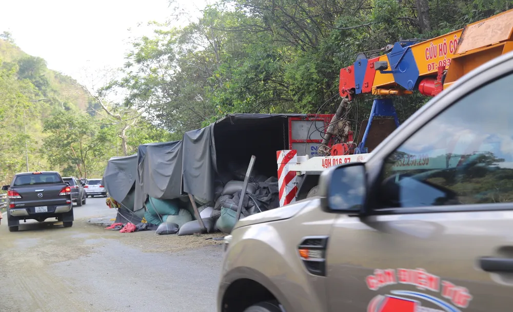Lưu thông khó khăn vì vụ lật xe. Ảnh: VT Lưu thông khó khăn vì vụ lật xe. Ảnh: VT