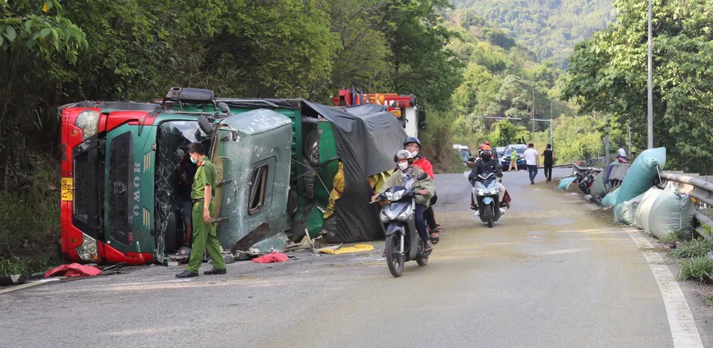 Công an tỉnh Lâm Đồng đang điều tra nguyên nhân vụ tai nạn. Ảnh: VT Công an tỉnh Lâm Đồng đang điều tra nguyên nhân vụ tai nạn. Ảnh: VT