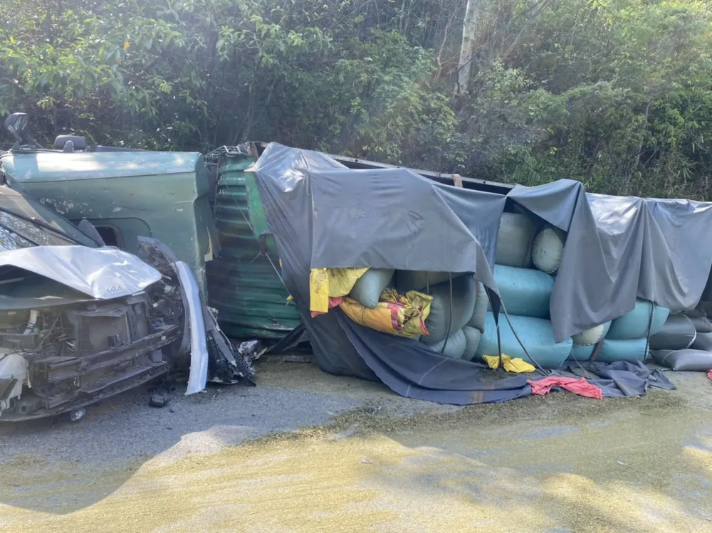 Xe tải chở nông sản mất phanh, đâm vào vách núi. Ảnh: VT Xe tải chở nông sản mất phanh, đâm vào vách núi. Ảnh: VT