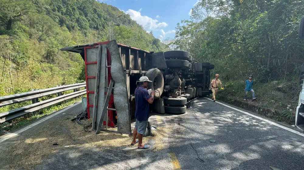 Chiếc xe lật ngang ra đường gây ùn tắc giao thông. Ảnh: VT Chiếc xe lật ngang ra đường gây ùn tắc giao thông. Ảnh: VT
