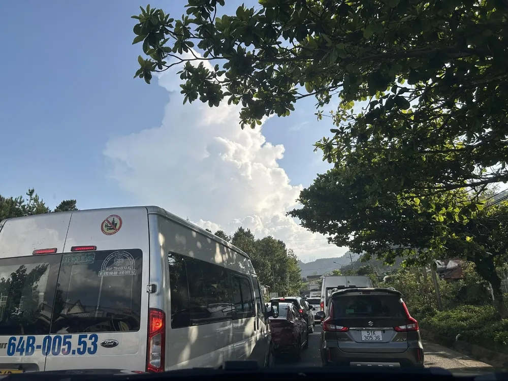 Ùn ứ kéo dài từ đầu đèo Bảo Lộc. Ảnh: LAN TA Ùn ứ kéo dài từ đầu đèo Bảo Lộc. Ảnh: LAN TA